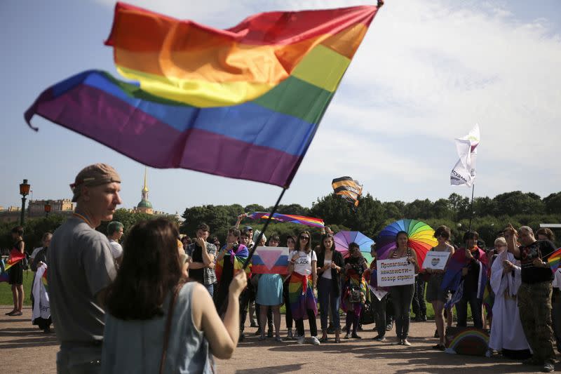 FOTO DE ARCHIVO. Personas participan en la manifestación de la comunidad LGBT (lesbianas, gays, bisexuales y transexuales) "VIII Orgullo de San Petersburgo", en San Petersburgo, Rusia