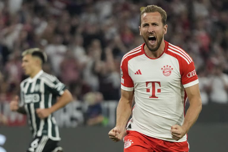 Festeja su gol Harry Kane y lo sufre detrás Lisandro Martínez, en el triunfo de Bayern Munich sobre Manchester United por la Champions League