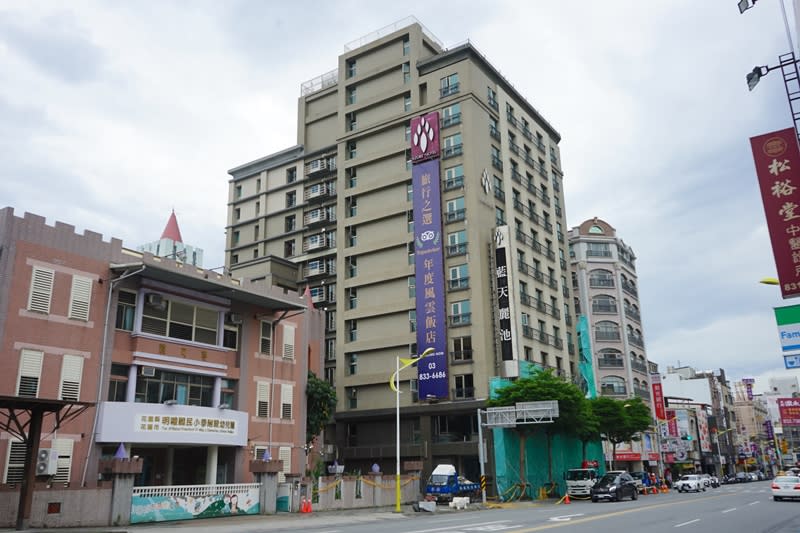 花蓮藍天麗池飯店歷經大小餘震、建物受損，經花蓮縣府評估後26日確認將強制拆除飯店前側建物。（中央社）