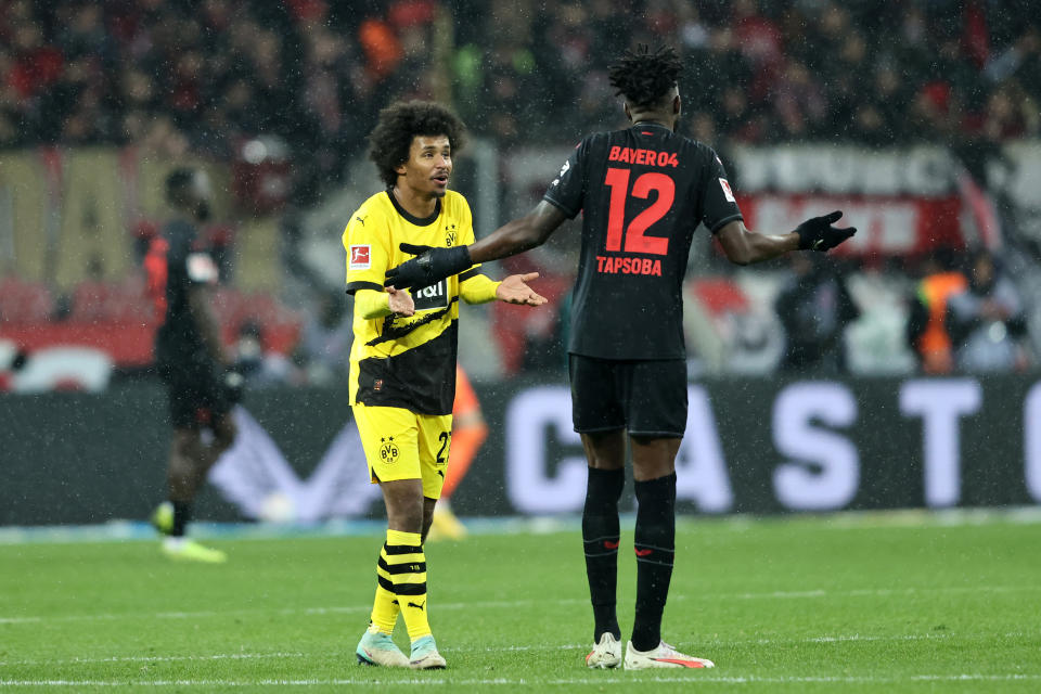 LEVERKUSEN, DEUTSCHLAND - 03. DEZEMBER: Karim Adeyemi von Borussia Dortmund reagiert auf Edmond Tapsoba von Bayer Leverkusen während des Bundesligaspiels zwischen Bayer 04 Leverkusen und Borussia Dortmund in der BayArena am 03. Dezember 2023 in Leverkusen, Deutschland. (Foto von Christof Koepsel/Getty Images)