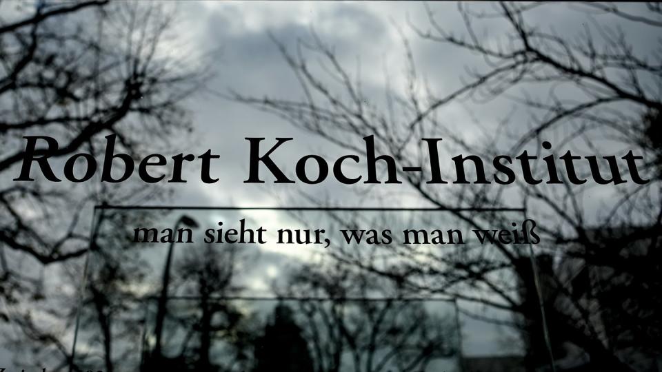 Schriftzug des Robert Koch-Instituts vor dem Hauptsitz der Bundesoberbehörde für Gesundheitspflege in Berlin.