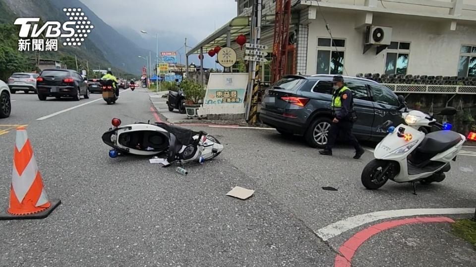 準備前往值勤交管的員警遭遊客車撞。（圖／TVBS）