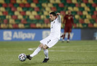 Stefano Sensi, de la selección de Italia anota el primer gol en el partido ante Lituania, correspondiente a las eliminatorias europeas al Mundial y disputado el miércoles 31 de marzo de 2021 en Vilna (AP Foto/Mindaugas Kulbis)