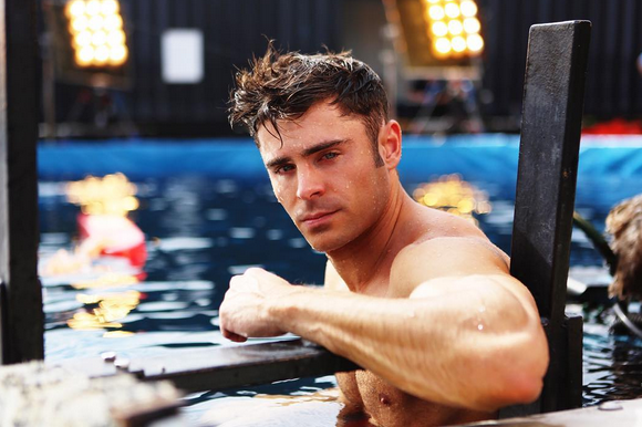 <p>Révélé par High School Musical, Zac Efron le comédien de 28 ans enchaîne les rôles au cinéma. Et dans chacun de ses films, l’ex de Vanessa Hudgens n’hésite pas à mettre en avant sa musculature de rêve et son regard de braise, apparaissant dénudé. Et qui lui en voudrait ? Le gendre idéal made in Disney, parfait prince charmant devenu peu à peu un véritable sex-symbol, ne manque pas d’atouts. Pas étonnant qu’il fasse craquer les femmes.</p>