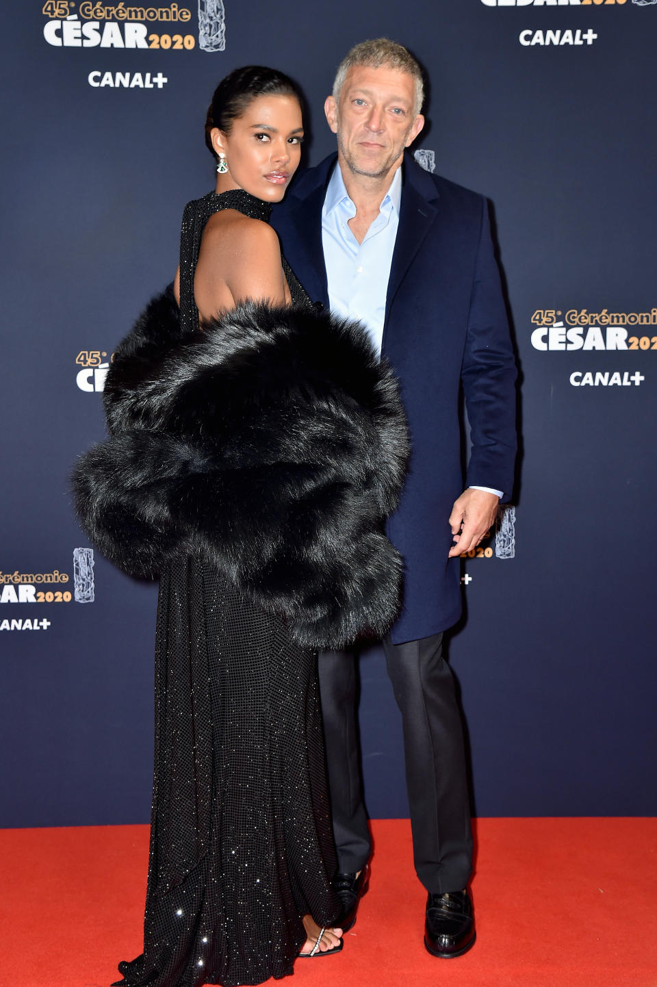 C'était l'un des couples les plus glamour de la soirée ! Tina Kunakey et Vincent Cassel ont fait sensation sur le tapis rouge des César 2020. Le mannequin portait une robe noire très élégante tandis que son époux était vêtu d'un costume. (Photo by Rindoff/Charriau/Getty Images)