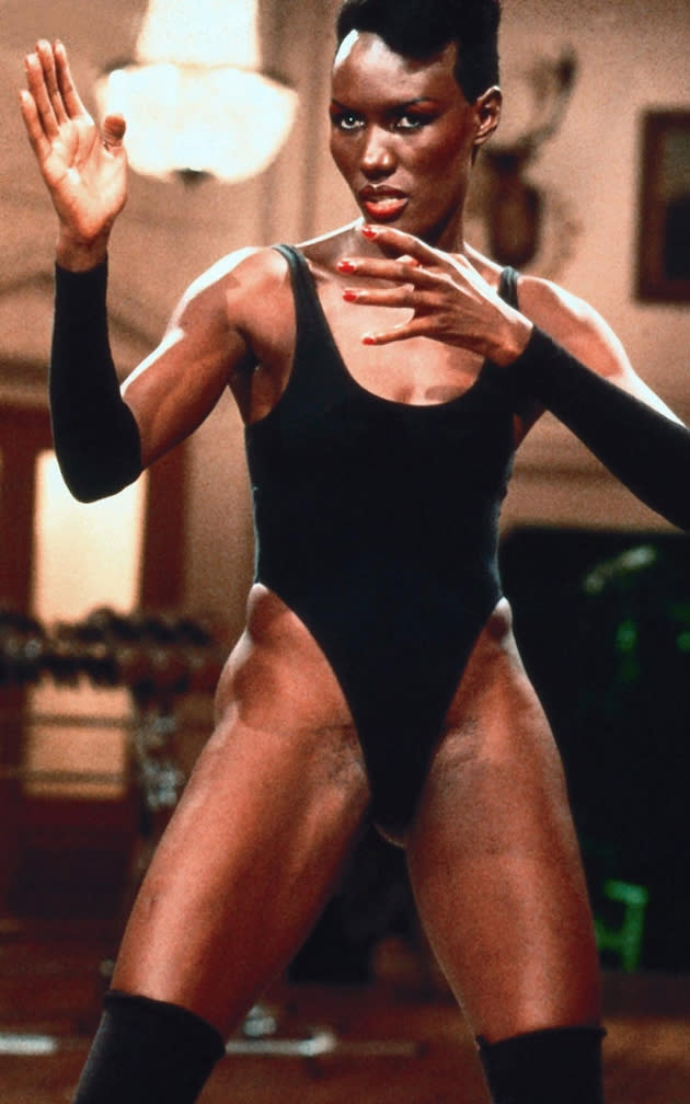 In den 80’ern sieht sexy plötzlich anders aus. In „Im Angesicht des Todes“ („A View to a Kill“ Regie: John Glen, 1985) trägt Grace Jones in den Kampfszenen einen schwarzen Einteiler, und legt darin nicht nur einen gestählten Körper frei, sondern auch ihr Schauspieltalent.