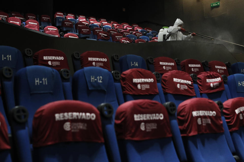 Un trabajador desinfecta una sala de cine tras una función en la Cineteca Nacional en la Ciudad de México el miércoles 12 de agosto de 2020. Después de estar cerrados casi cinco meses los cines reabrieron en la capital a 30% de capacidad.(Foto AP/Rebecca Blackwell)