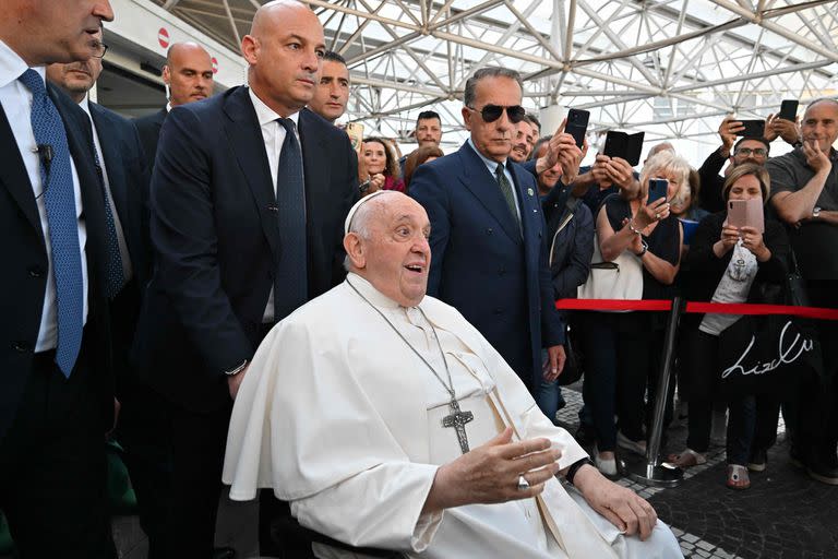 El papa Francisco, al salir del hospital Gemelli, en Roma. (Alberto PIZZOLI / AFP)