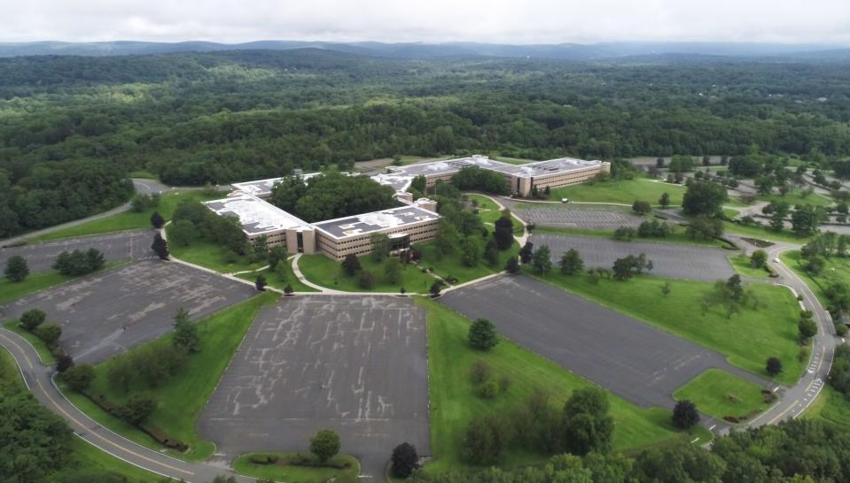 The Borough of Franklin Lakes and developer S. Hekemian Group propose to convert the former Express Scripts complex, a 89 acre office complex for multi-houisng and warehouses in Franklin Lakes, NJ