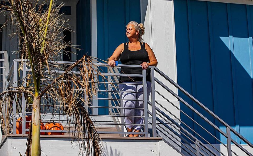 Una masa de barcos camaroneros y embarcaciones de recreo se apilan en los muelles de la isla de San Carlos en Fort Myers Beach el miércoles, 26 de octubre de 2022. Pedro Portal pportal@miamiherald.com