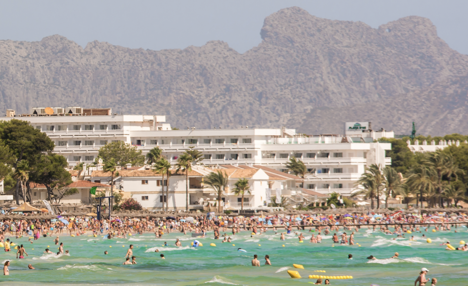 Voller Strand in der Bucht von Alcudia auf Mallorca - Copyright: Ralf Geithe / getty images