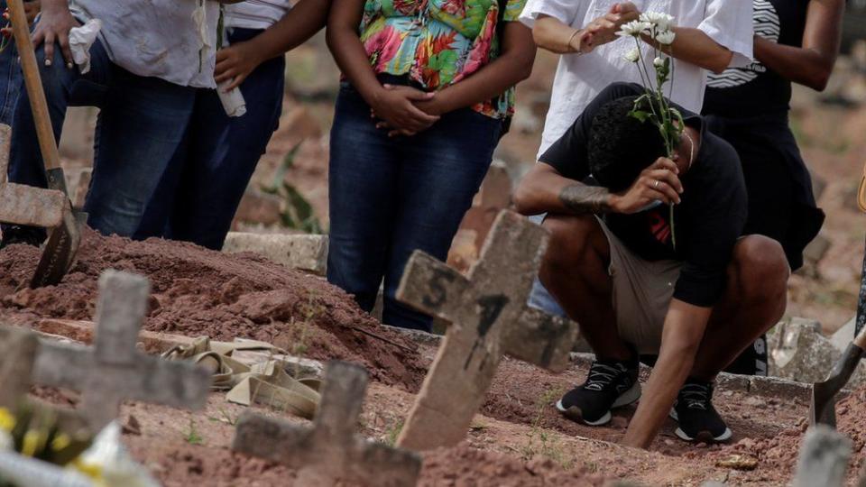 Personas en un cementerio