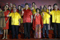 Leaders and their spouses including, from second left, Papua New Guinea's Prime Minister Peter O'Neill, Chinese President Xi Jinping, Malaysian Prime Minister Mahathir Mohamad and his wife Siti Hasmah Mohamad Ali, and Chile's President Sebastian Pinera wave during a family photo with leaders and their spouses during the APEC Economic Leaders Meeting summit in Port Moresby, Papua New Guinea, Saturday, Nov. 17, 2018. (AP Photo/Mark Schiefelbein)