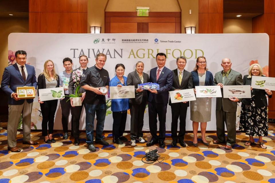 農業部長陳吉仲2日於美國西雅圖主持記者會，推銷台灣農產品。（圖：農委會提供）