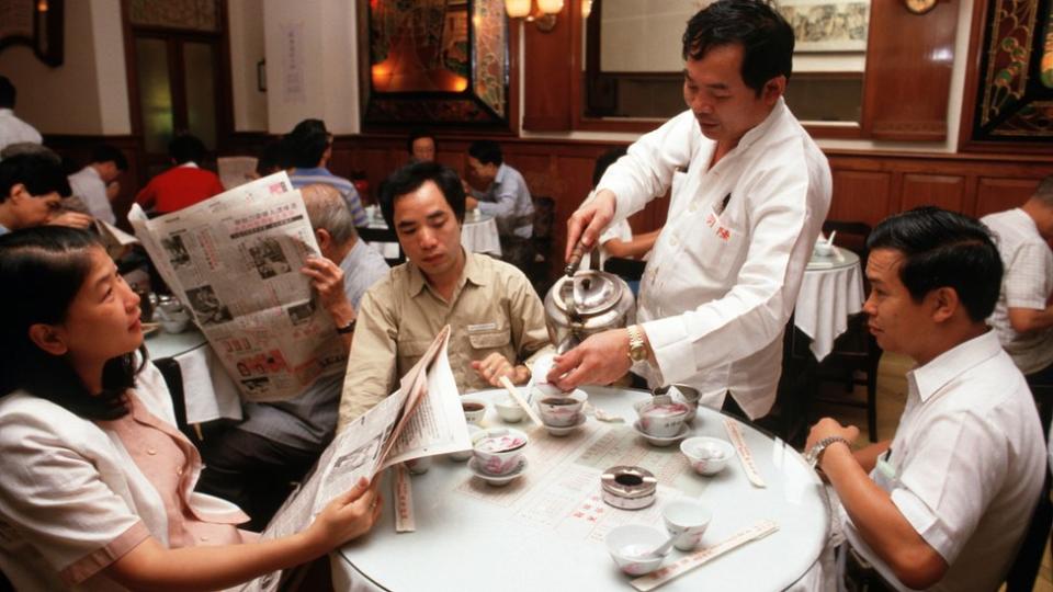 香港中環陸羽茶室內茶客邊喝茶邊讀報（1986）