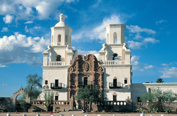 La Misión San Xavier del Bac, histórica fundación católica establecida en 1692, en lo que hoy son tierras de la reservación Tohono O’odham en Arizona. Ese templo es parte de la tradición religiosa de esa nación nativoamericana. (AP)