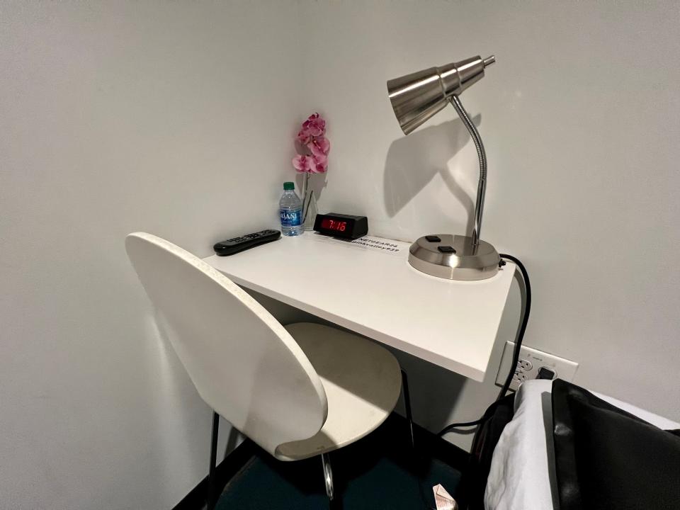 desk in nap room at freshen up san francisco international airport