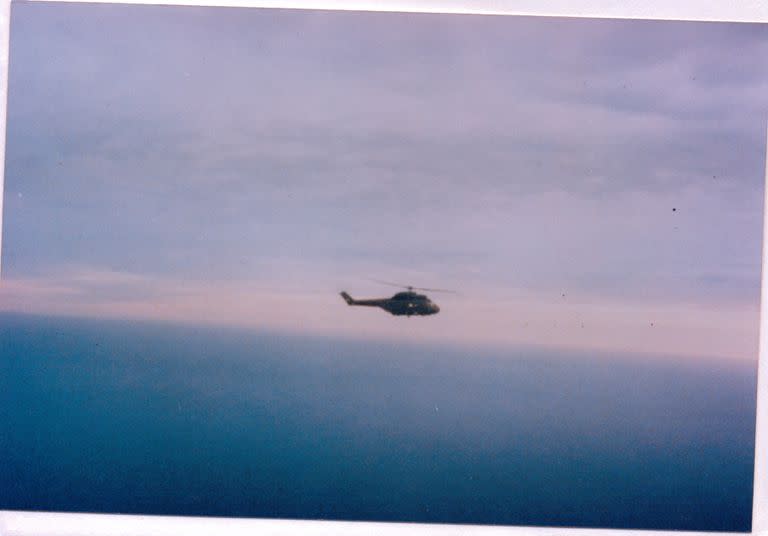 El helicóptero Puma Alfa Eco 505, del Ejército, en pleno vuelo durante la guerra de Malvinas