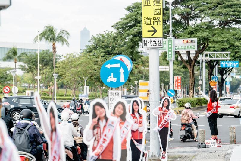 台灣基進高雄鳳山區市議員候選人李雨蓁在路口拜票，出奇招使出影分身之術。（翻攝自鳳山李雨蓁臉書）