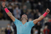 Una vez en pie tras celebrar en el suelo la victoria, Nadal alzo los puños en alto hacia el cielo de la capital francesa. (AP Foto/Michel Euler)