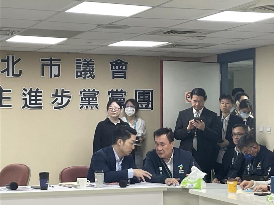 台北市長蔣萬安24日赴議會民進黨團報告本會期重大議法案。（劉彥宜攝）