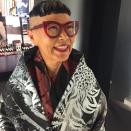 <p>Jenny Kee es australiana, tiene 72 años y trabaja como diseñadora de moda. Sus prendas, de estilo desenfadado y con referencias a China (el país de su padre), han conquistado a casi 40.000 usuarios en Instagram. (Foto: Instagram / <a rel="nofollow noopener" href="http://www.instagram.com/p/BepWquMF2PM/" target="_blank" data-ylk="slk:@jennykeeoz;elm:context_link;itc:0;sec:content-canvas" class="link ">@jennykeeoz</a>). </p>