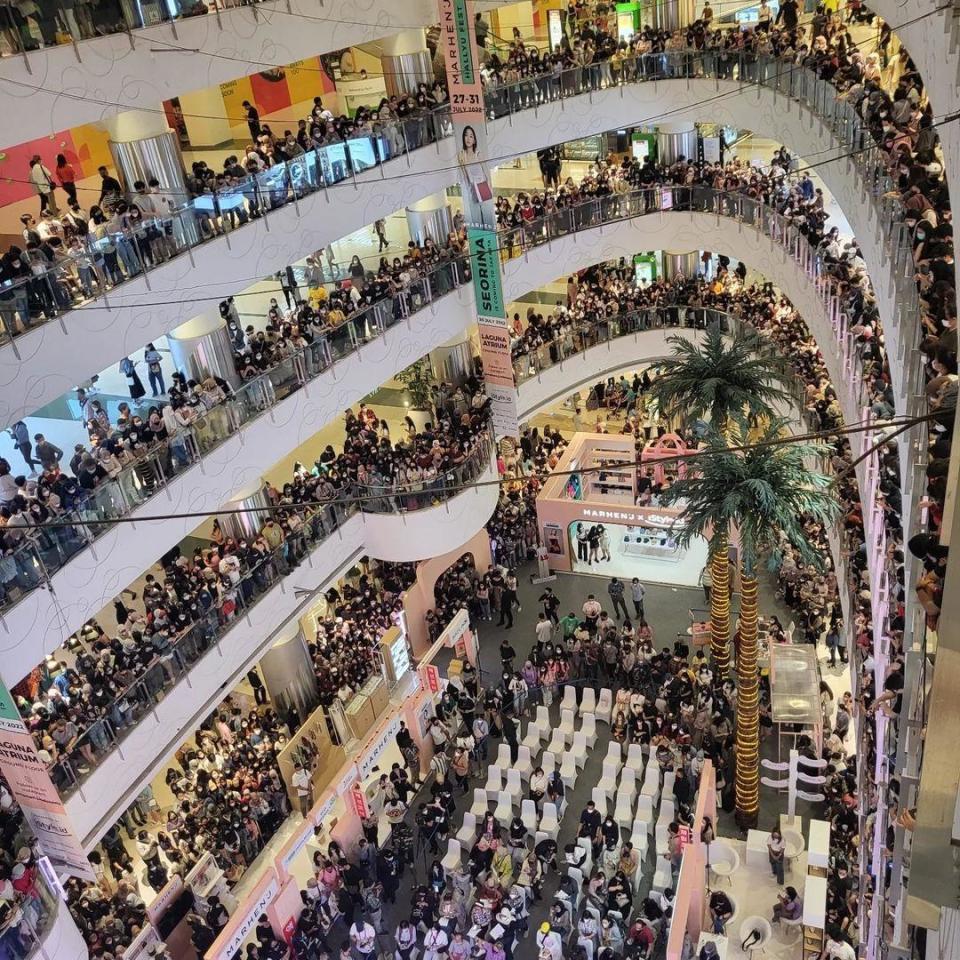 薛仁雅粉絲聚集在商場內各樓層就為了見她一面，讓她相當感動。（翻攝自MARHEN.J Instagram）