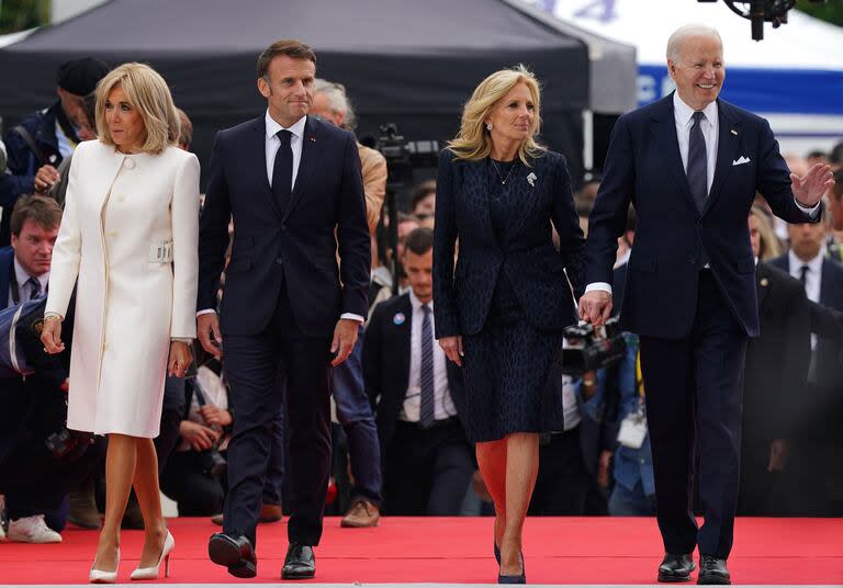 El presidente de Francia, Emmanuel Macron y su esposa Brigitte Macron, llegan con el presidente de Estados Unidos, Joe Biden, y su esposa, la primera dama de Estados Unidos, Jill Biden, a la ceremonia conmemorativa internacional en Omaha Beach para conmemorar el 80º aniversario del 