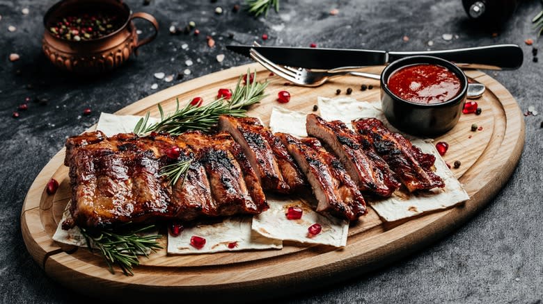 Barbecued ribs with sauce 