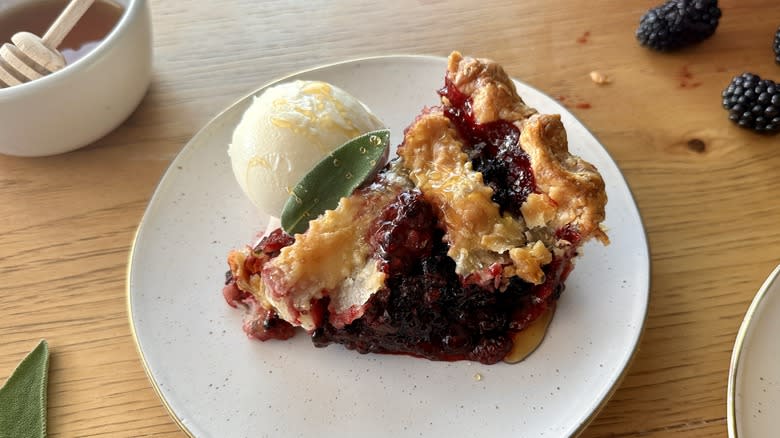 blackberry pie slice with ice cream