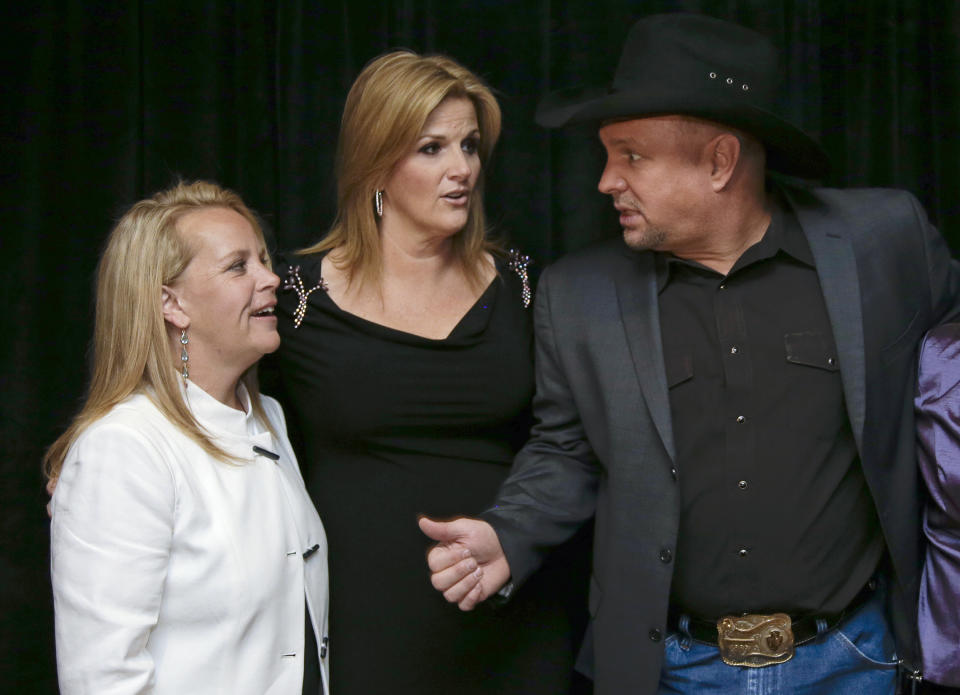 Mary Chapin Carpenter, left, talks with Garth Brooks, right, and Trisha Yearwood before the Nashville Songwriters Hall of Fame inductions on Sunday, Oct. 7, 2012, in Nashville, Tenn. Carpenter is one of the inductees. (AP Photo/Mark Humphrey)