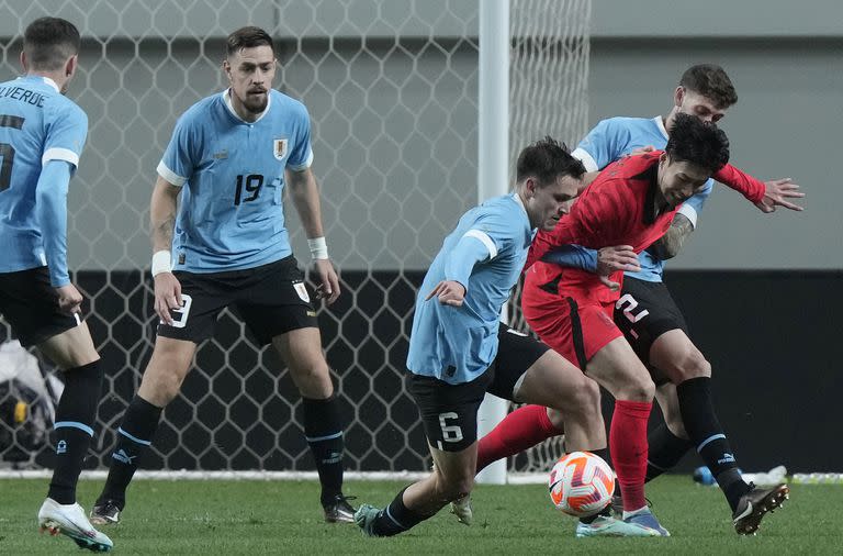 Amistoso en Seúl: Son Heung-min, de Corea del Sur, luchando por la pelota con el uruguayo Manuel Ugarte Ribeiro 