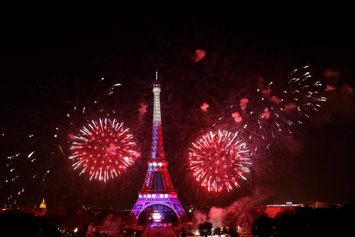 Photo d’illustration du feu d’artifice du 14 juillet autour de la Tour Eiffel, le 14 juillet 2022.