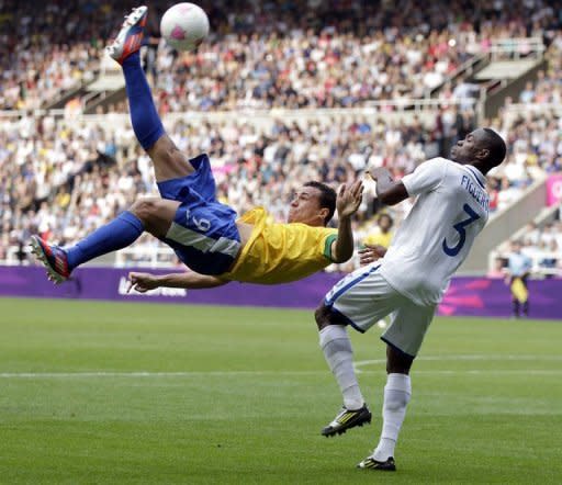 Brazil's Leandro Damiao (L) clashes with Honduras' Maynor Figueroa (R) during a London 2012 Olympic Games men's football match at St James' Park, Newcastle upon Tyne, England