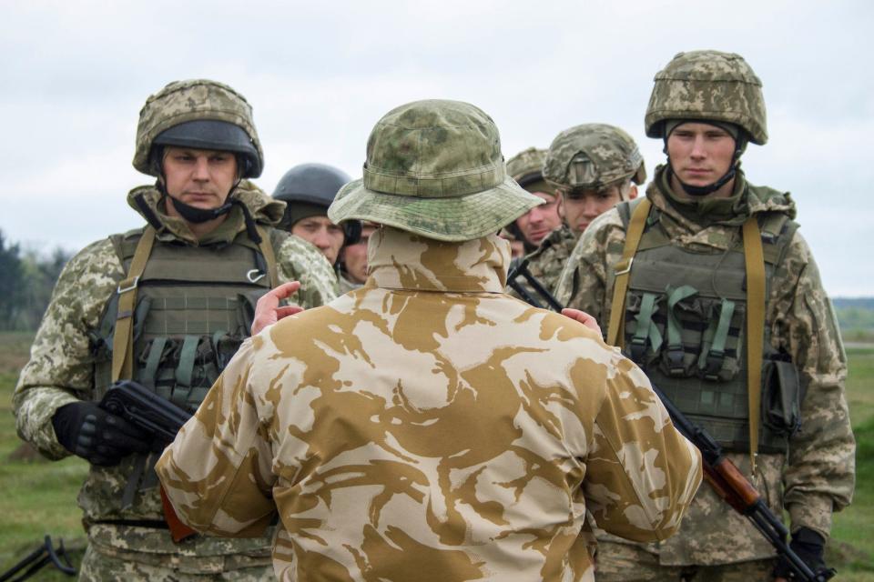 Ukrainian soldiers instructor