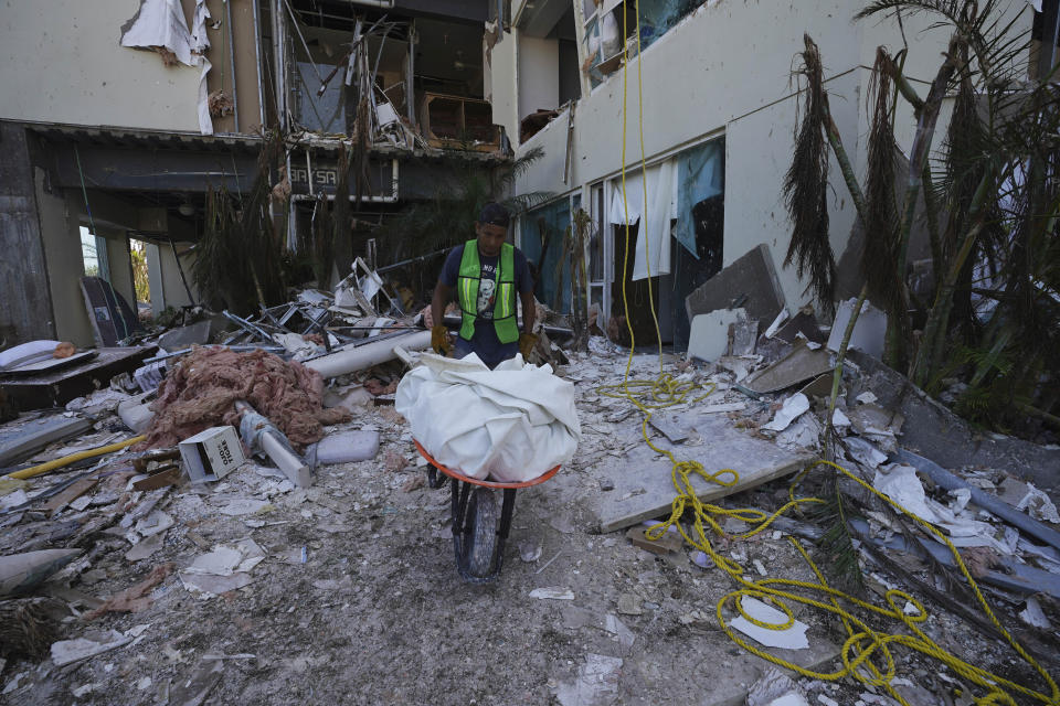 Un hombre usa una carretilla para retirar escombros tras los destrozos del huracán Otis, en el sector Diamante de Acapulco, México, el jueves 9 de noviembre de 2023. Cerca de tres semanas después del paso del huracán de categoría 5 destrozando ese puerto del Pacífico y dejando 48 personas muertas y la infraestructura de la ciudad en esqueleto, las tareas de reconstrucción continúan. (AP Foto/Marco Ugarte)