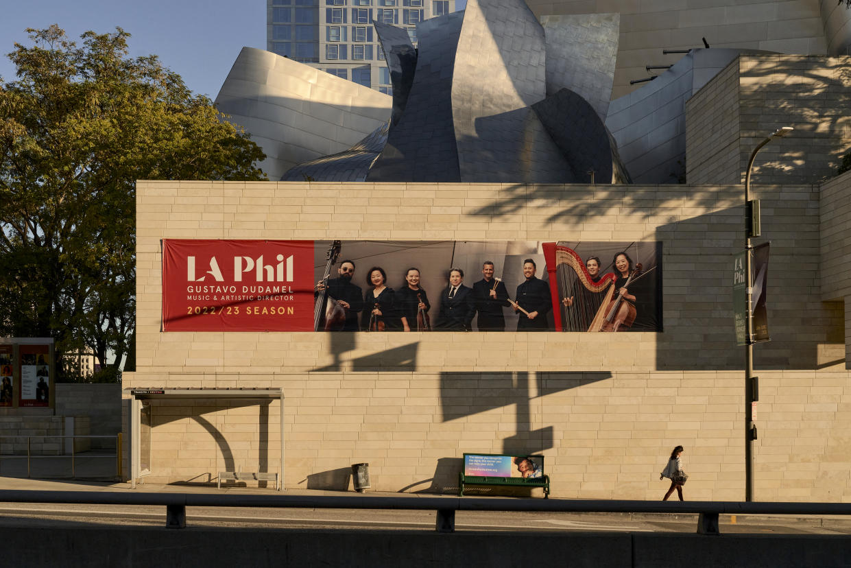 Un mural gigante de Gustavo Dudamel que dice “LA Phil” cuelga en costado del Walt Disney Concert Hall de Los Ángeles, el 7 de febrero de 2023. (Lauren Lancaster/The New York Times)