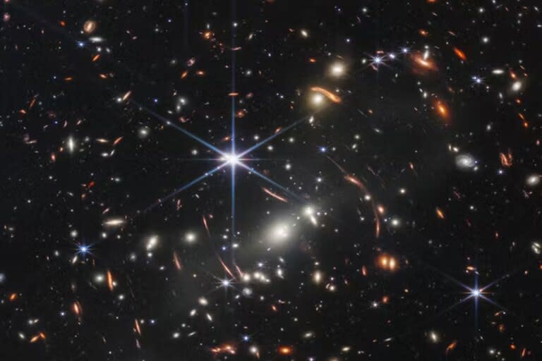Imagen del espacio profundo captada por el telescopio espacial James Webb