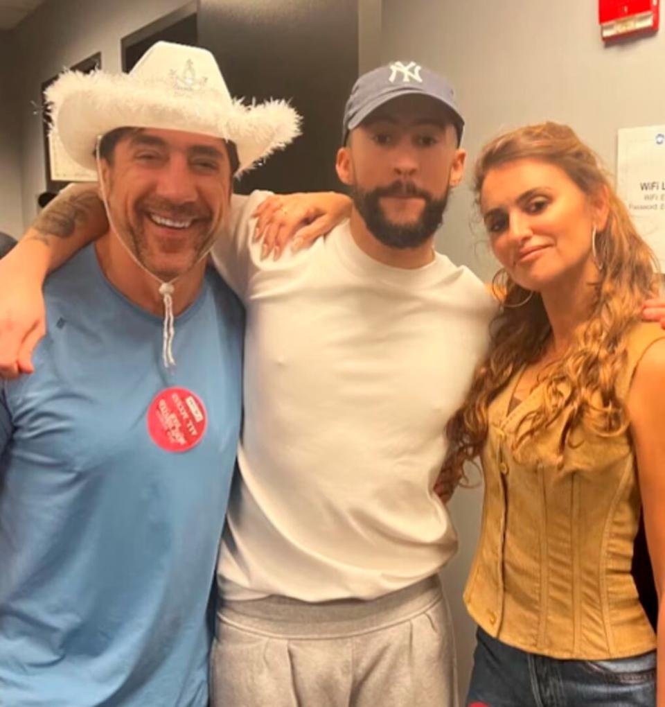 Javier Bardem y Penélope Cruz junto al artista puertorriqueño Bad Bunny luego de su show en Nueva York