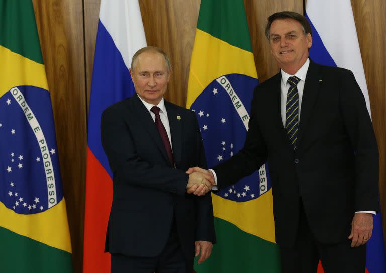 El presidente ruso Vladimir Putin saluda al presidente brasileño Jair Bolsonaro durante su reunión en Brasilia, Brasil, el 14 de noviembre de 2019. Los líderes de Rusia, China, Brasil, India y Sudáfrica se reunieron en Brasila para la Cumbre de Líderes BRICS.