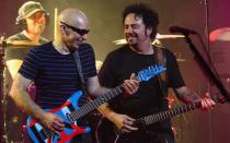 Rekordverdächtig: Die Anzahl der Alben, auf denen Steve Lukather (63, im Bild rechts, mit Joe Satriani) zu hören ist, reicht in den vierstelligen Bereich. Unter ihnen: Michael Jacksons "Thriller", Platten von Lionel Richie und Cher sowie natürlich das Gesamtwerk seiner Stammband Toto. Am 26. Februar erscheint sein neues Soloalbum "I Found The Sun Again". (Bild: Robert Gianflone / Getty Images)