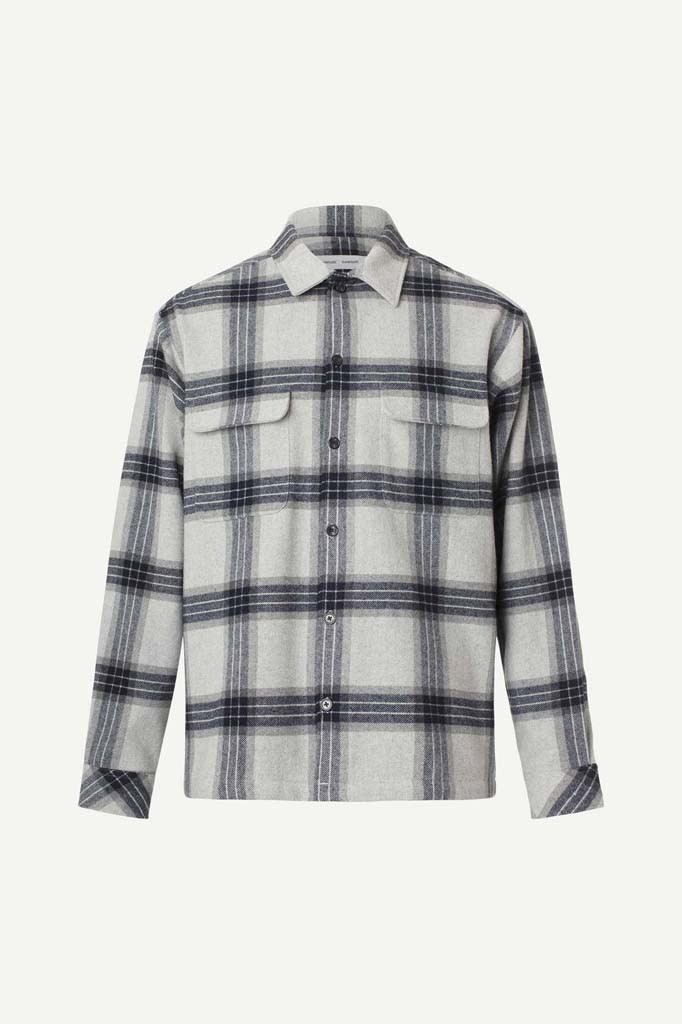 <p>J’adore cette chemise totalement upcyclée : un mélange d’acrylique, de polyester et de laine recyclés tissés en Italie. Le look est parfait pour être ultra confort en hiver.</p><p>Chemise homme, Samsoe, 159€</p><br><a href="https://www.samsoe.com/fr/homme/vetements/chemises/castor-h-shirt-14089/M21300032.html?dwvar_M21300032_color=GREY%20MEL%20CH" rel="nofollow noopener" target="_blank" data-ylk="slk:Acheter;elm:context_link;itc:0;sec:content-canvas" class="link ">Acheter</a>