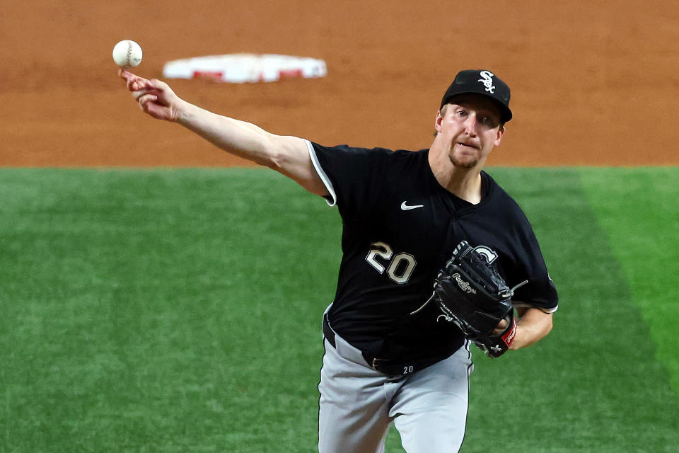 ARLINGTON, TEXAS - 22 JULI: Erick Fedde #20 dari Chicago White Sox melakukan pitching pada inning ketujuh melawan Texas Rangers di Globe Life Field pada 22 Juli 2024 di Arlington, Texas. (Foto oleh Richard Rodriguez/Getty Images)