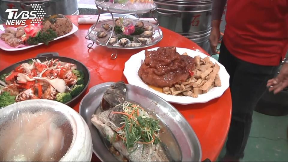 網友提問，親戚婚宴辦桌1桌費用5000元菜色如何。示意圖／TVBS