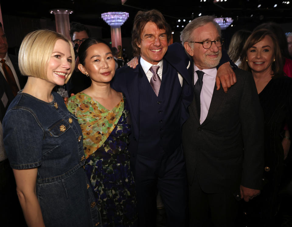 Michelle Williams, de izquierda a derecha, Hong Chau, Tom Cruise, y Steven Spielberg llega a almuerzo de nominados a la 95a entrega de Premios de la Academia el 13 de febrero de 2023, en el Hotel Beverly Hilton en Beverly Hills, California. (Foto Willy Sanjuan/Invision/AP)