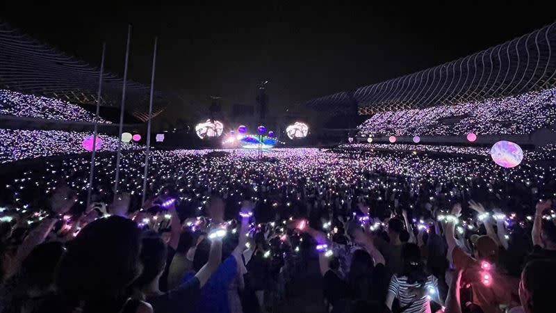 Coldplay場內外粗估8萬人，因憑票卡優惠，順道拉抬高雄各大夜市業績。（圖／翻攝李柏毅臉書）