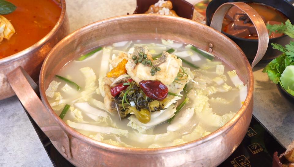 新湯底之一：三椒酸菜鮮魚鍋配上炸台灣鱸魚魚件