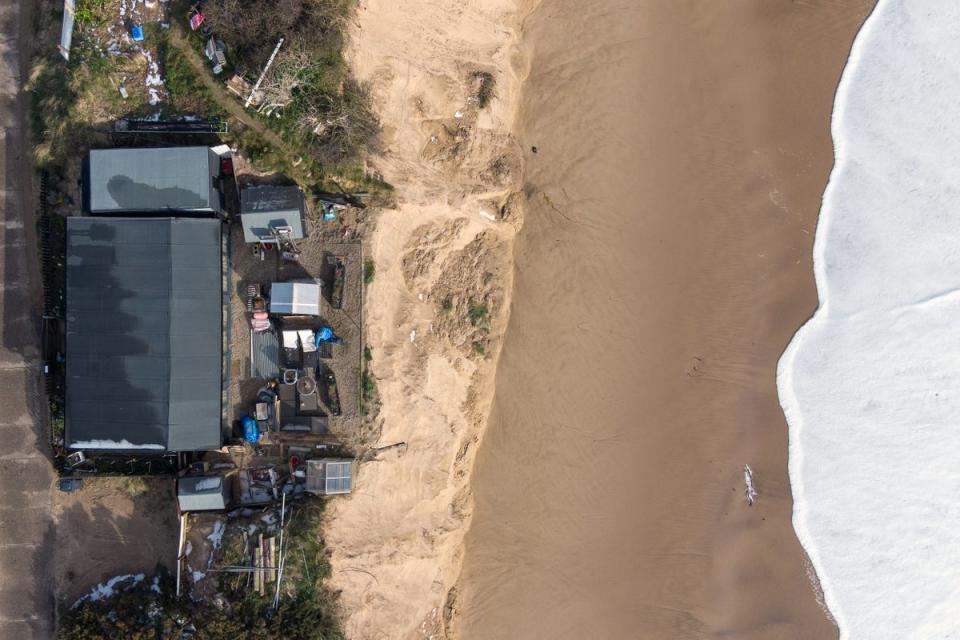 Houses sit on the cliff edge on The Marrams in Hemsby, Norfolk where parts of the cliff have collapsed into the sea. (PA)