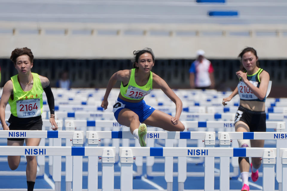 張博雅（中）以平個人最佳紀錄13秒11在全大運公開女生100公尺跨欄連霸。（李亞璇／攝）