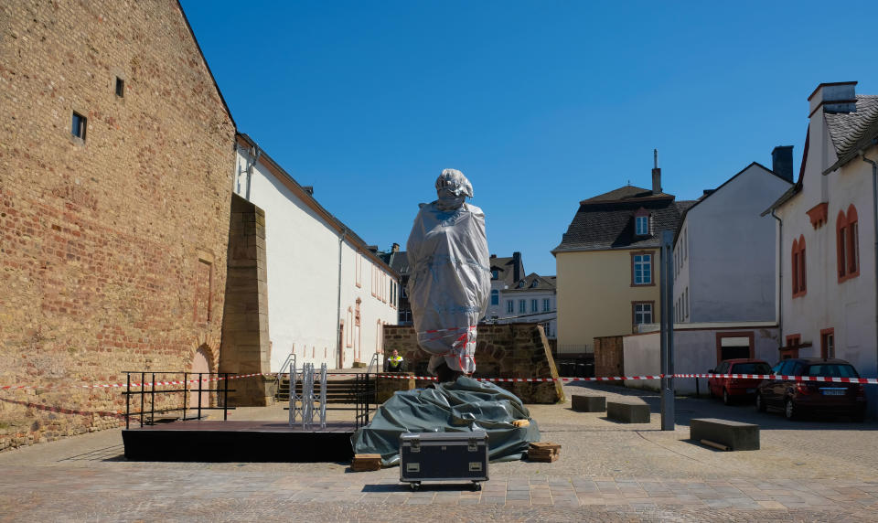 An 18 foot tall statue of Karl Marx gifted to the town of Trier by China (Getty)